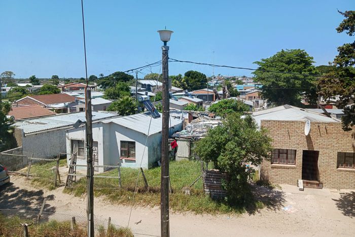 Direkte Nachbarschaft vom Bildungszentrum Masifunde. Walmer Township: Blick vom Balkon in die Siedlung.
