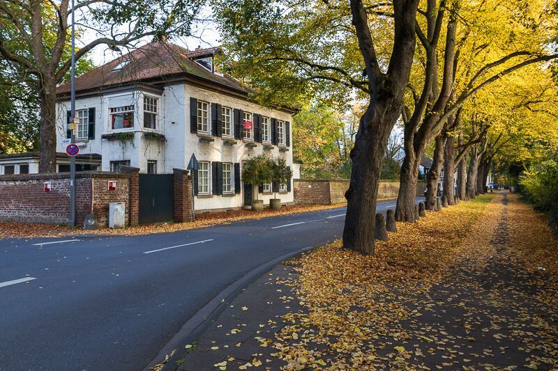 Beschauliches Merheim im alten Ortskern Herbstliche Straße in Merheim mit einem historischen Gebäude.