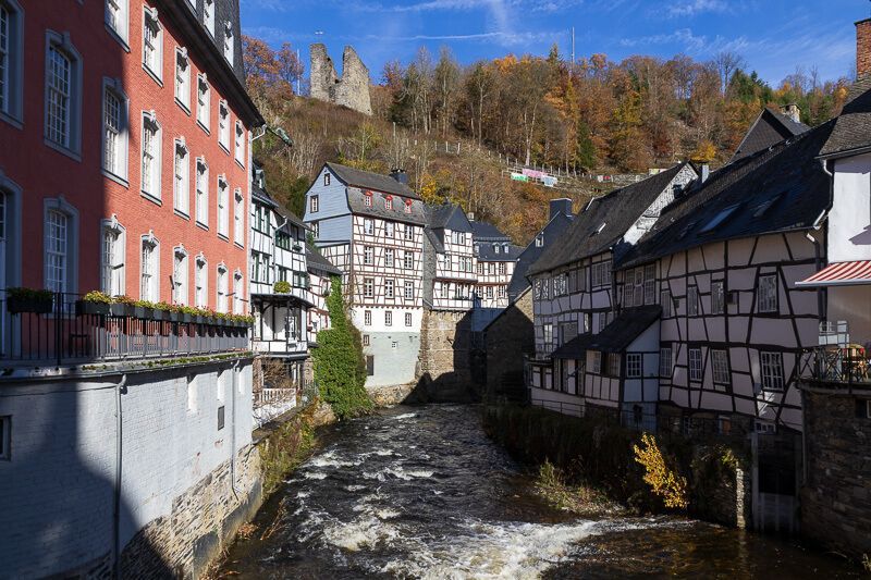 Stadtrundgang in Monschau bei bestem Wetter. Altstadt von Monschau mit dem Roten Haus und Fachwerkhäusern an der Rur.