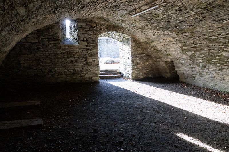 Burg wie vor 800 Jahren. Gewölbe der Burg Monschau, durch eine Öffnung fällt Tageslicht.