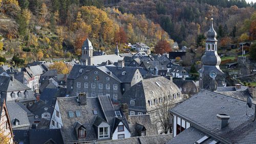Blick auf die Dächer von Monschaus Altstadt bei einem Rundgang.