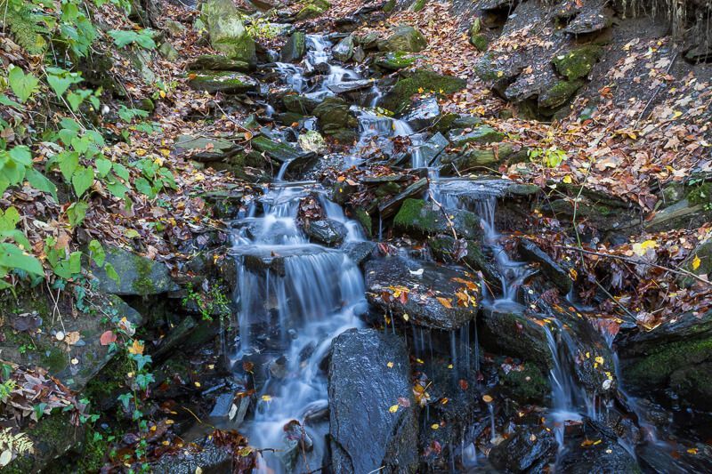 Kleines Highlight im ohnehin schönen Stadtpark von Monschau: ein Wasserfall. Kleiner Wasserfall im Stadtpark von Monschau.