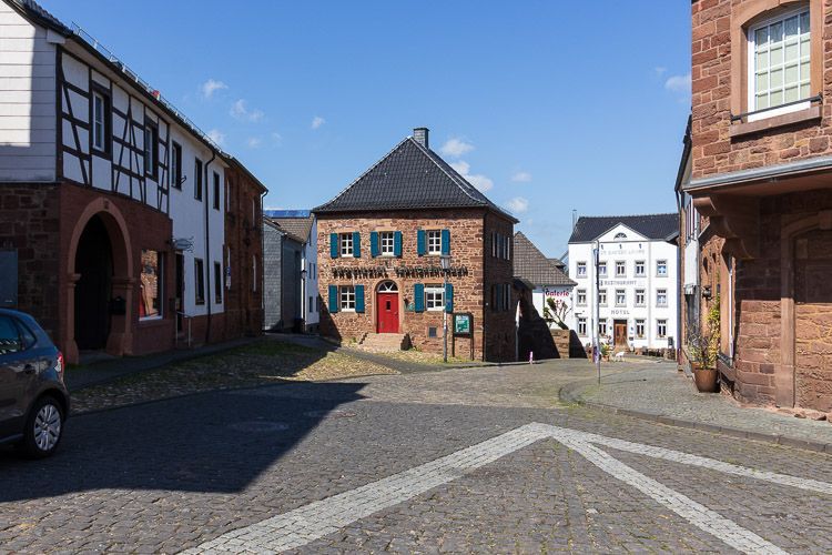 Historisches Zentrum von Nideggen mit Buntsandstein- und Fachwerkhäusern.
