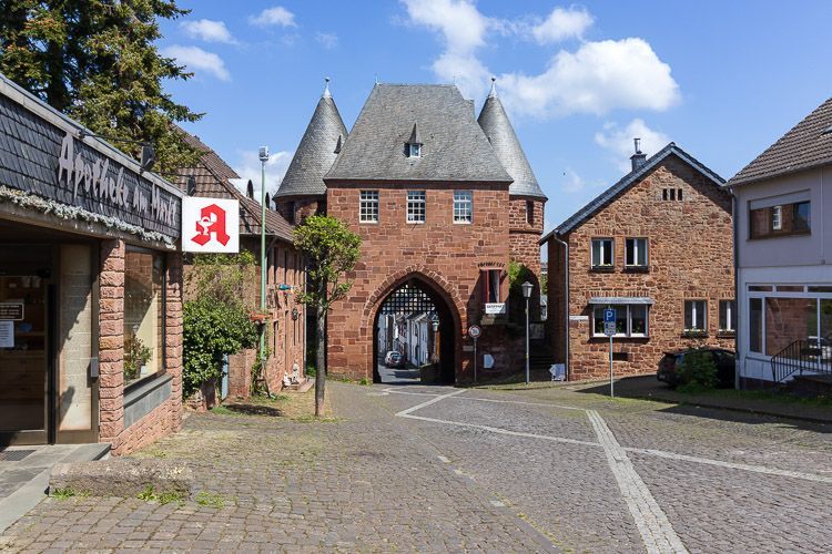 Stadttor mit zwei Türmen in der Altstadt von Nideggen.