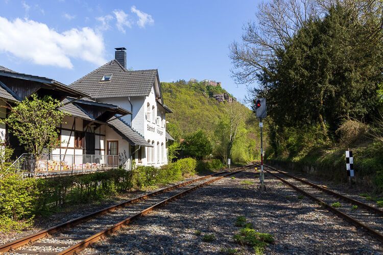Bahnhof von Nideggen mit Blick auf Burg Nideggen.
