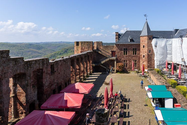 Sehenswürdigkeit: Burg Nideggen Innenhof von Burg Nideggen mit Gastronomie und Ausblick über das Rurtal, Eifel.