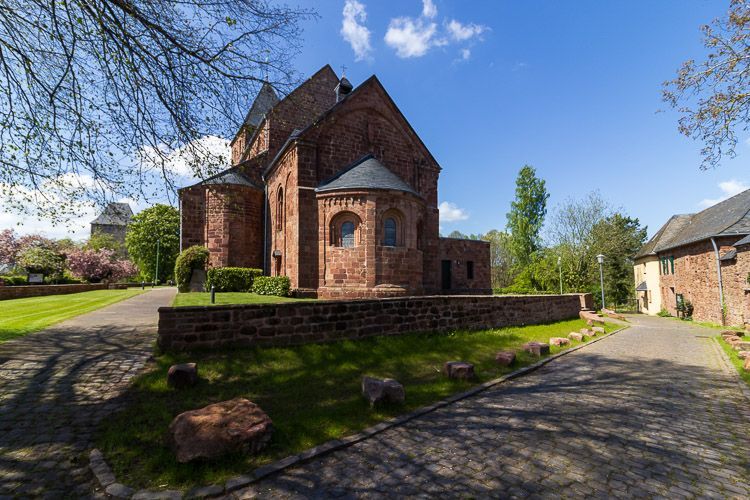 Sehenswert: Die Kirche St. Johannes Baptist in Nideggen Kirche St. Johannes Baptist im romanischen Stil in frühlingshafter Umgebung.