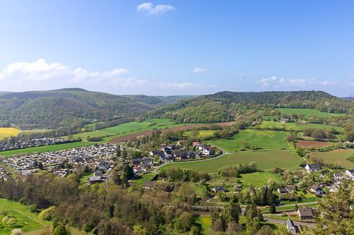 Nideggen: Blick über das Rurtal bei Sonnenschein