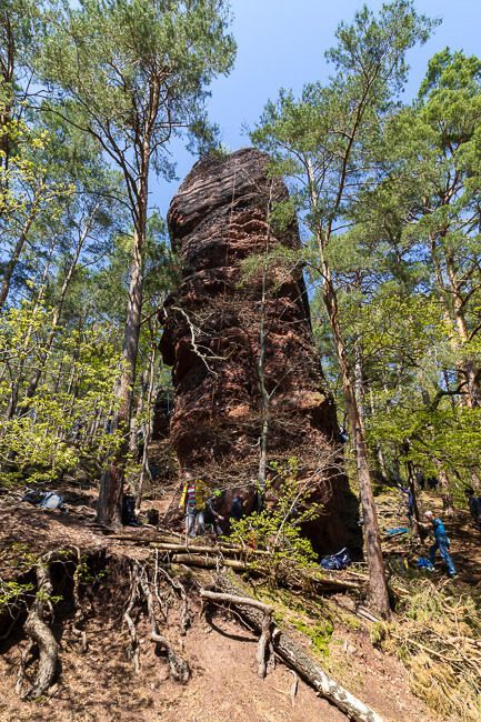 Ein Wanderweg bei Nideggen führt an Buntsandsteinfelsen vorbei.