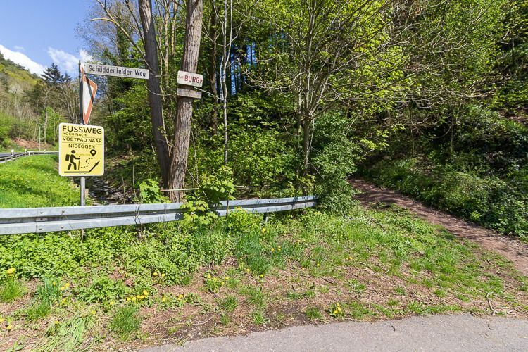 Aufstieg zur Burg Nideggen Zwei Schilder für Wanderer weisen den Weg nach Nideggen.