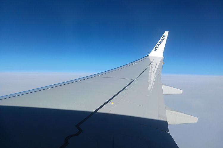 Im Flugzeug nach Porto Im Flugzeug nach Porto, ein Foto über den Wolken mit dem Flügel des Flugzeugs.