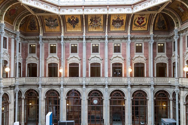 Hof der Nationen im Börsenpalast Hof der Nationen im Börsenpalast in Porto mit 20 Wappen an der Decke plus elegante Halle.