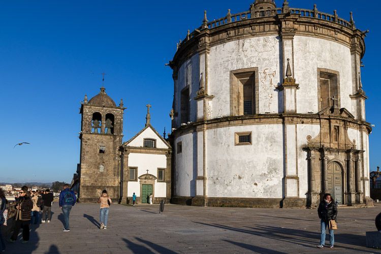 Kloster Serra do Pilar Kloster Serra do Pilar bei bestem Wetter neben dem sich eine Aussichtsplattform befindet.