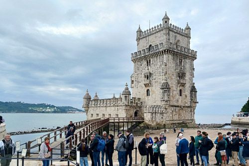 Torre de Belém in Lissabon mit einer langen Besucherschlange