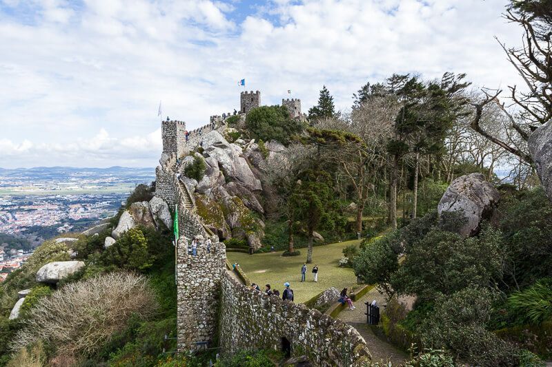 Ausflug von Cacsais nach Sintra: Castelo dos Mouros Alte Mauer mit Wehrgang des Castelo dos Mouros bei Sintra.