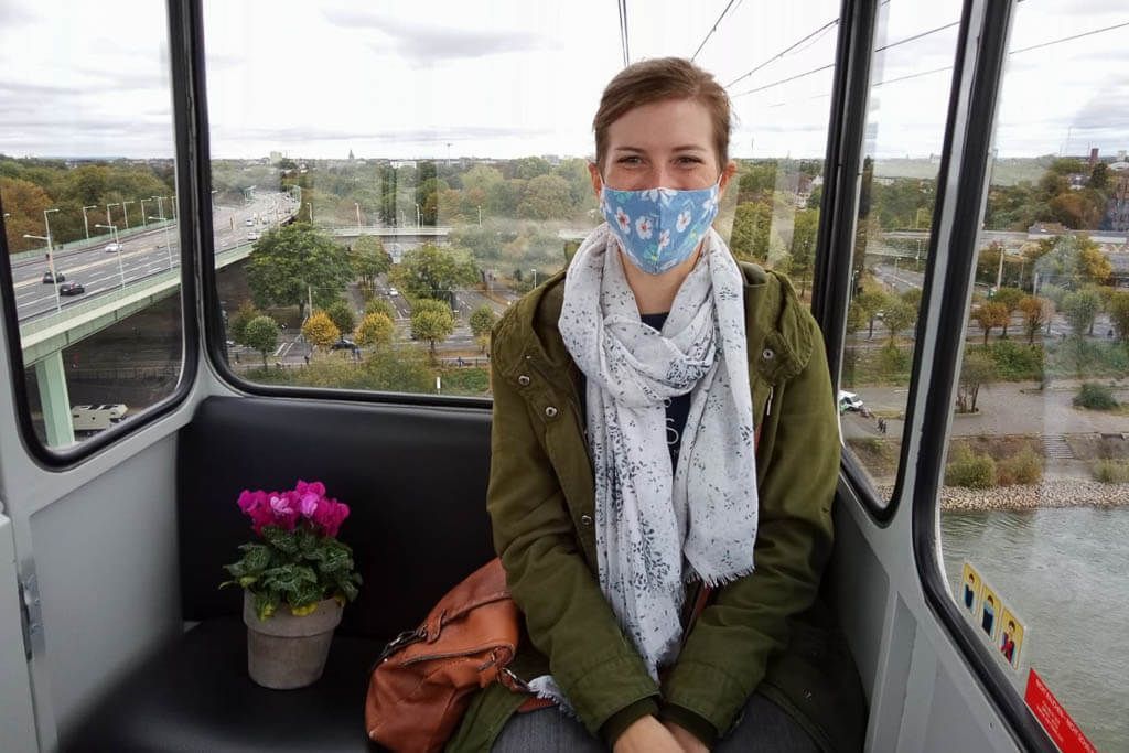 Ich spiele Touri in meiner Stadt und sitze in der Kölner Seilbahn. Ich sitze in der Kölner Seilbahn und fahre damit über den Rhein.