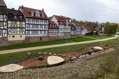 Altstadt von Rotenburg an der Fulda mit der berühmten Häuserreihe am Fluss.