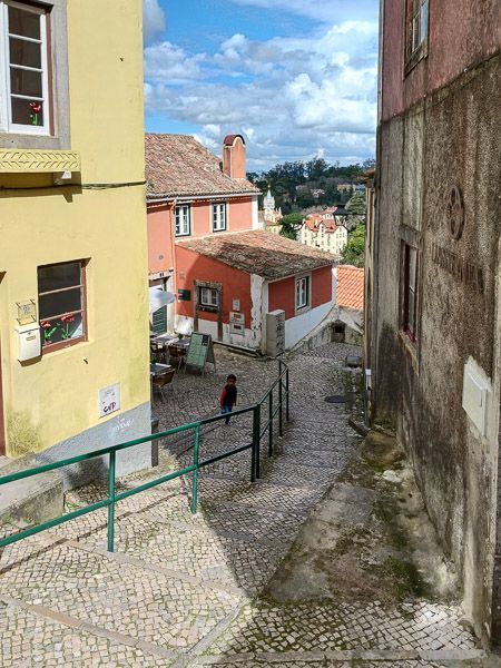 Blick in eine leere Gasse in der Altstadt von Sintra.