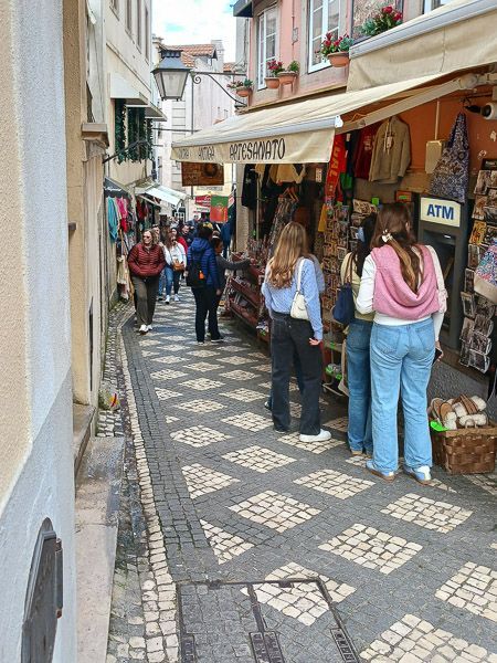Altstadtgassen von Sintra mit vielen Geschäften.