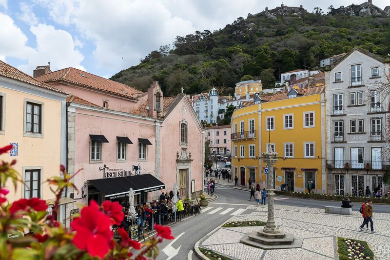 Sehenswert: die Altstadt von Sintra Altstadt von Sintra mit bunten Häusern.