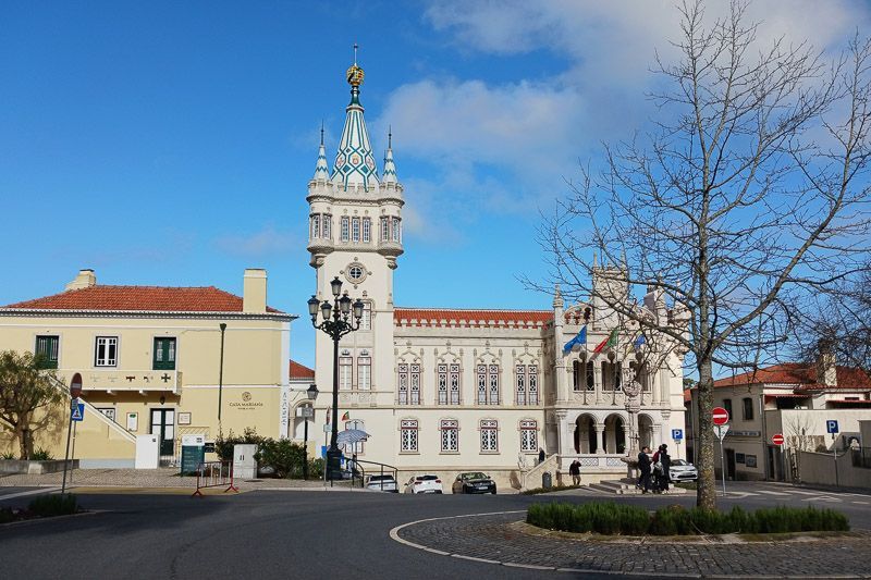 Rathaus von Sintra mit Turm und auffälliger Architektur.