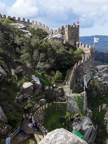Schlangenartiger Gang auf der Mauer des Castelo dos Mouros.