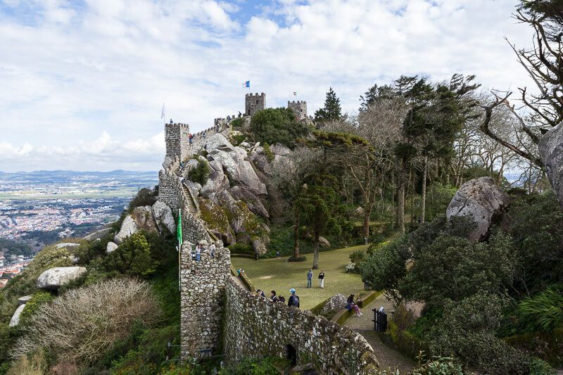Castelo dos Mouros in der Totalen Castelo dos Mouros in Sintra mit seinen Wehrtürmen.