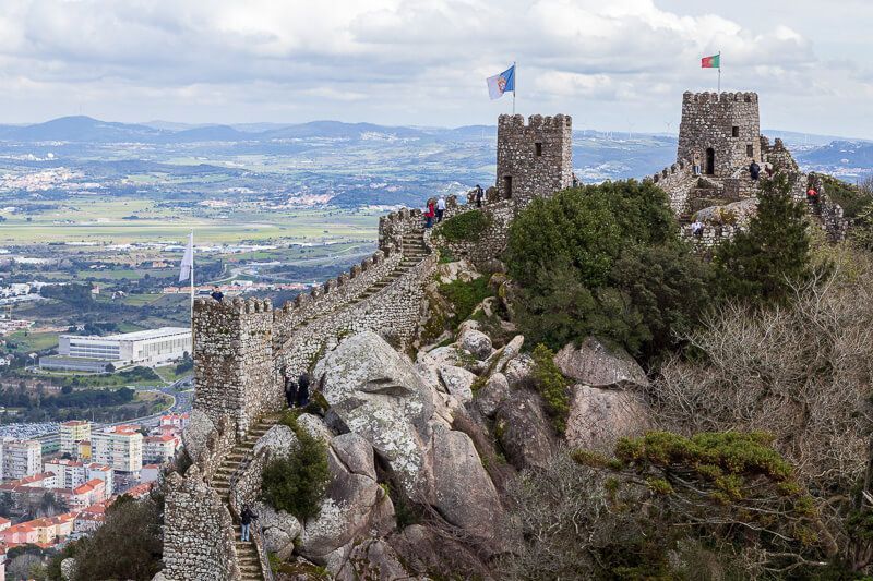 Beeindruckende Aussichten auf die Festung und Sintra. Drei Wehrtürme des Moorish Castle in Sintra.