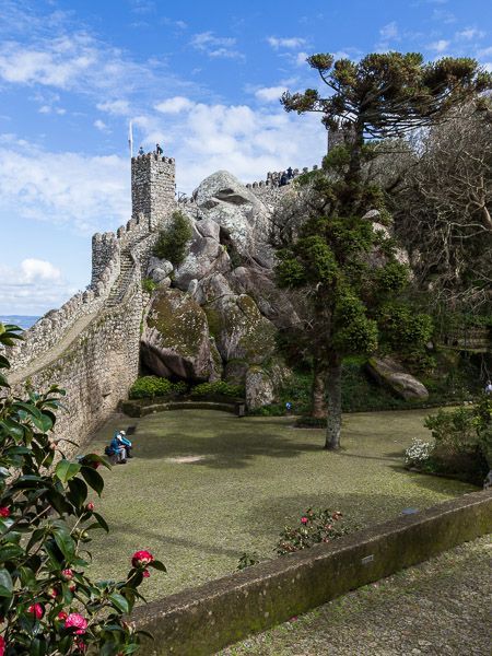 Innenhof des Castelo dos Mouros in Sintra.
