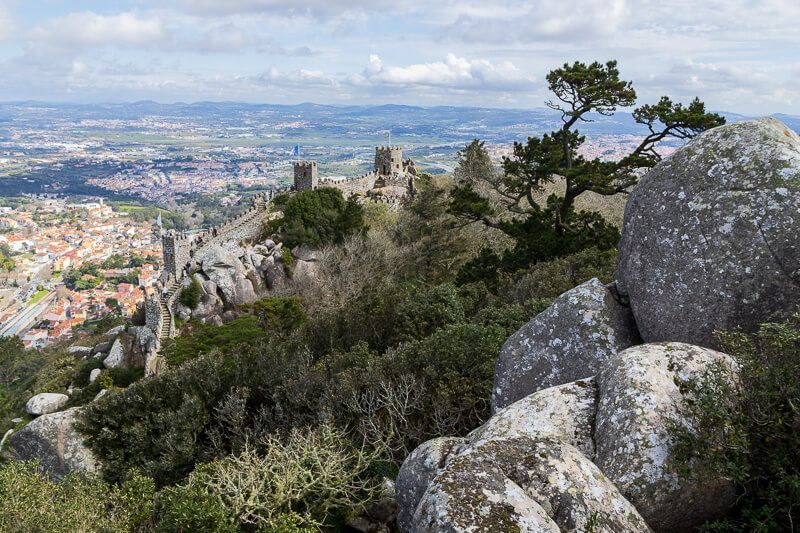 Was für ein Ausblick! Blick vom höchsten Punkt des Castelo dos Mouros auf die restliche Festung und das Umland.