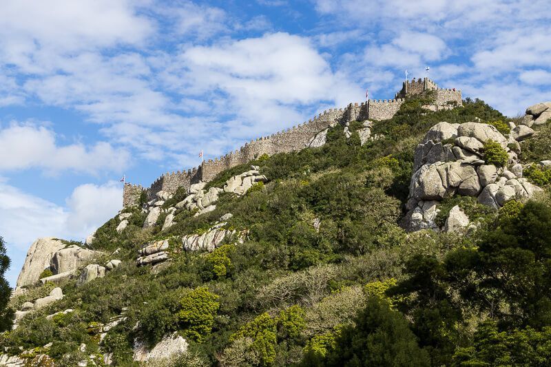 Castelo dos Mouros aus der Froschperspektive Auf der Wanderung zum Castelo dos Mouros: Blick hinauf zu den alten Festungsmauern.