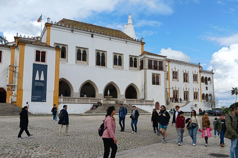 Das Palácio Nacional de Sintra in der Altstadt ist eine von vielen Sehenswürdigkeiten.