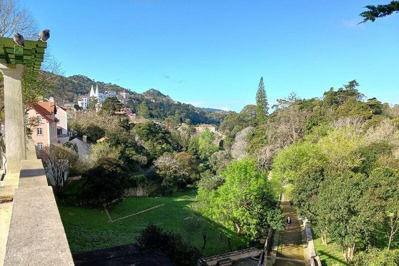 Blick auf einen Park in Sintra, eingebettet in eine hügelige Landschaft.