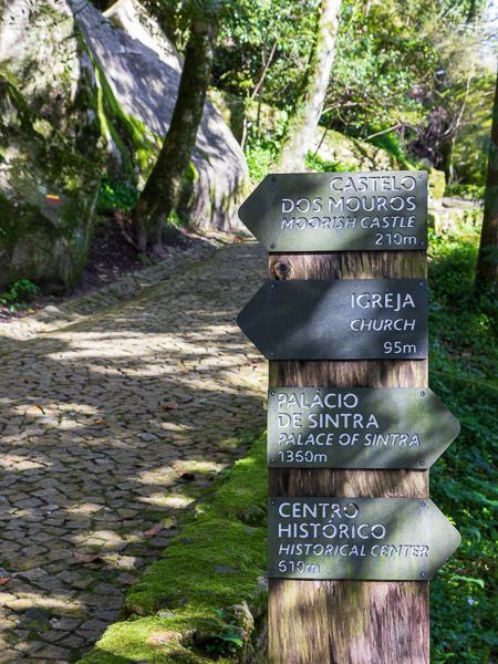 Der Weg ist gut ausgeschildert Wegweiser auf der Wanderung zum Castelo dos Mouros.