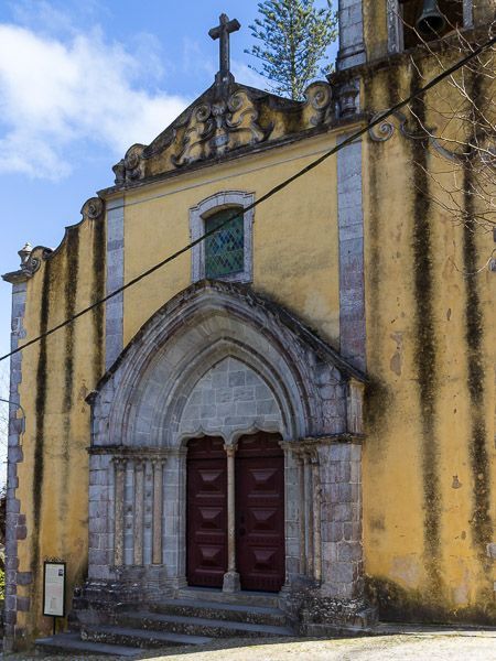 Gelbe Kirche Santa Maria in Sintra, Portugal.
