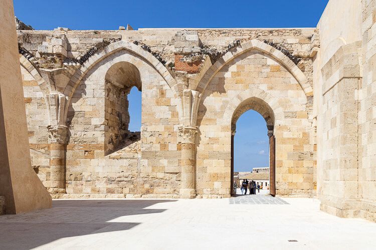 Rückseite des Portals des Castello Maniace. Hinter dem Portal des Castello Maniace mit seinen mächtigen Mauern und Bögen und weißen Quadern.