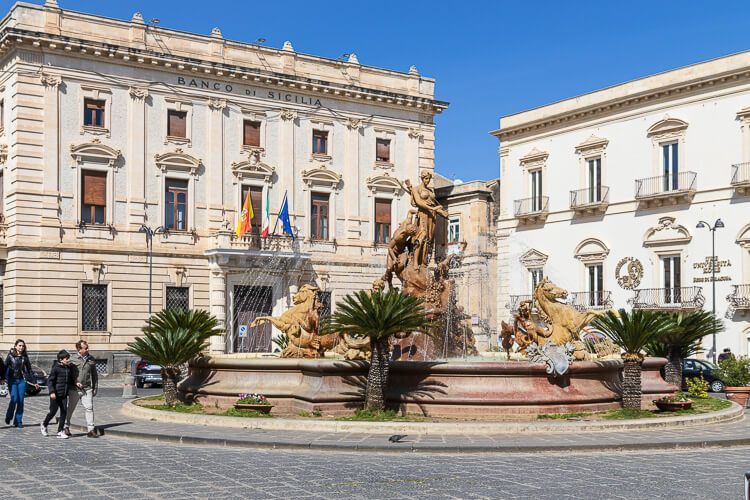 Fontana di Diana, eine Hommage an die berühmte Sage der Stadt Syrakus. Brunnen in der Altstadt von Syrakus, der eine Szene aus der griechischen Mythologie zeigt.