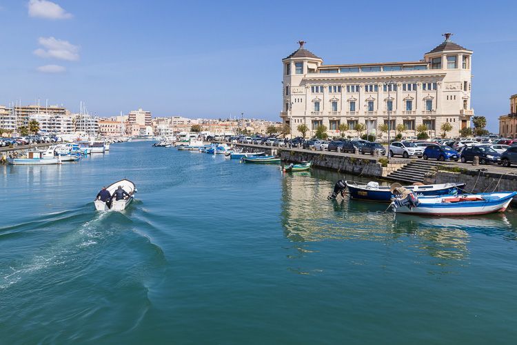 Yachthafen in Syrakus mit Blick auf den Palazzo delle Poste. Yachthafen in Syrakus mit Blick auf den Palazzo delle Poste.
