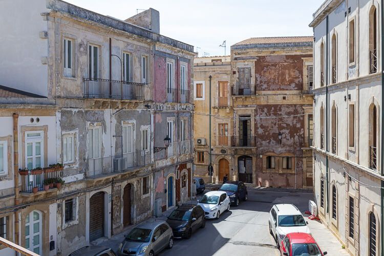 Marode Häuserfassaden in der Ortigia Syrakus. Marode Häuserfassaden in der Ortigia Syrakus.