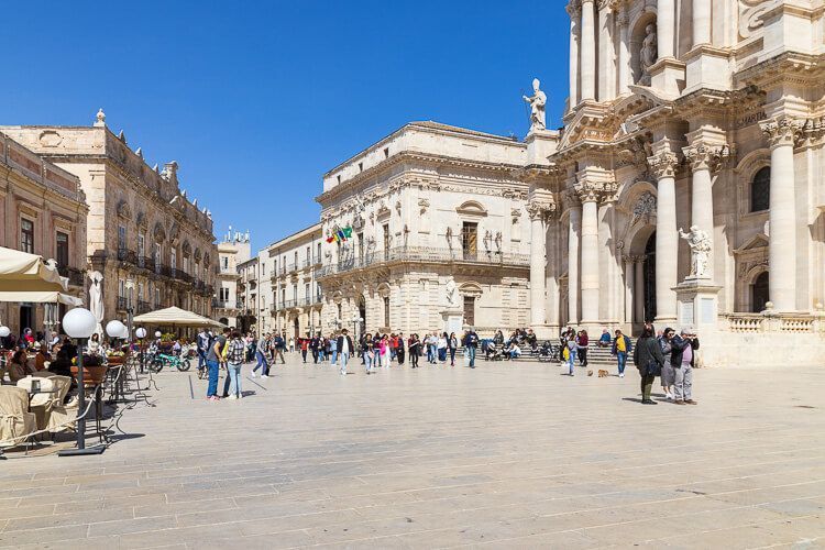 Piazza del Duomo in der Altstadt Syrakus mit Kathedrale und Palazzi. Piazza del Duomo in der Ortigia Syrakus mit Kathedrale und Palazzi.