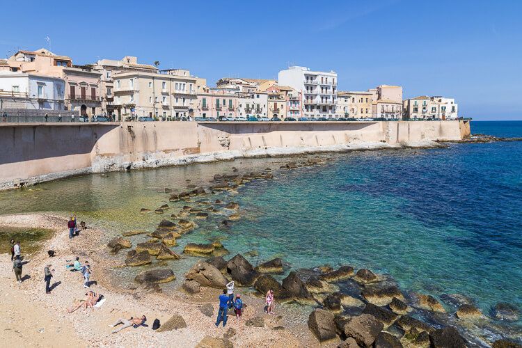 Stadtstrand Spiaggia di Cala Rossa in der Altstadt von Syrakus. Stadtstrand Spiaggia di Cala Rossa in der Altstadt von Syrakus.