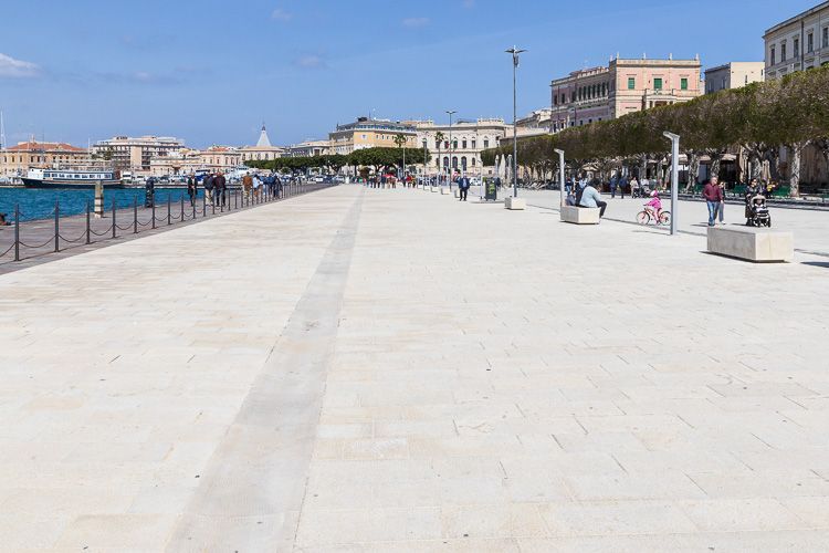 Strandpromenade in der Ortigia von Syrakus. Strandpromenade in der Altstadt von Syrakus.