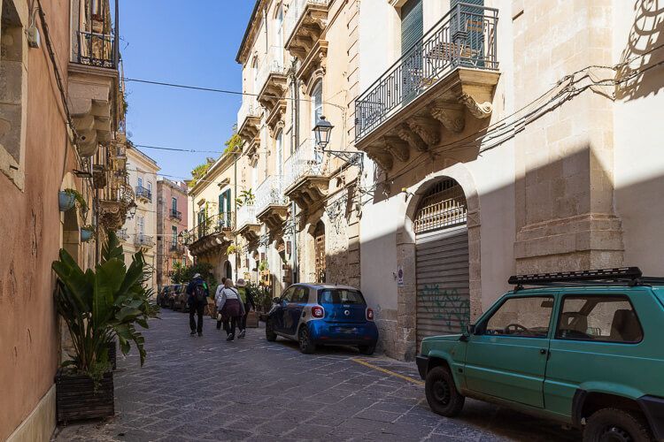 Straße in der Altstadt Syrakus mit Balkonen und Grünpflanzen. Straße in der Ortigia Syrakus mit Balkonen und Grünpflanzen.