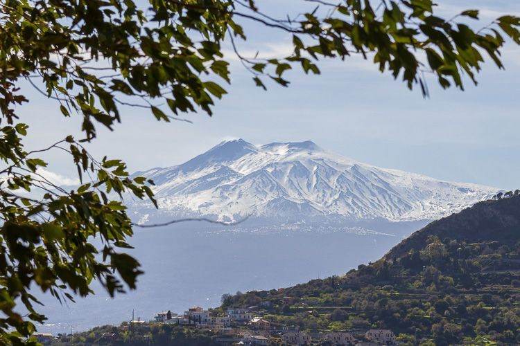 Blick auf den schneebedeckten Ätna. Blick auf den schneebedeckten Ätna von einem Wanderweg bei Taormina.