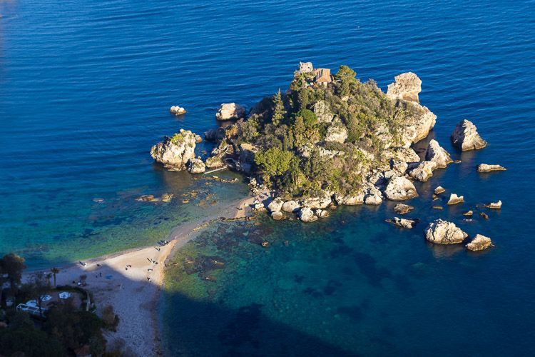 Isola Bella kurz vor Sonnenuntergang. Isola Bella in Taormina aus der Vogelperspektive kurz vor Sonnenuntergang.