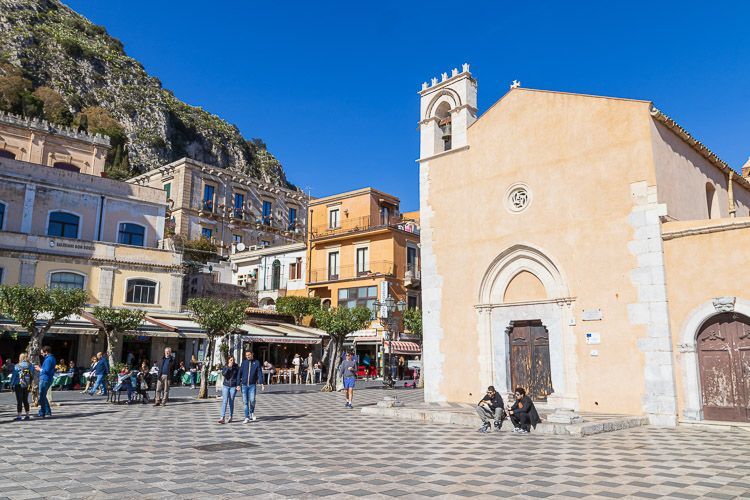 Sant’Agostino in Taormina. Sant’Agostino auf der Piazza IX Aprile in Taormina.