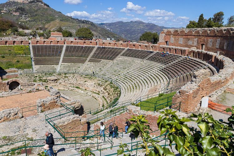 Zuschauerraum im Teatro Greco in Taormina. Ränge im Teatro Greco in Taormina, auf denen die Zuschauer Platz nehmen.