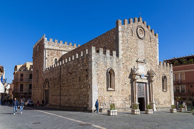Der massive Dom in der Altstadt von Taormina. Der massive Dom in der Altstadt von Taormina.