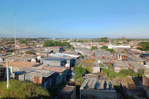 Blick von einer Anhöhe über Walmer Township am späten Nachmittag
