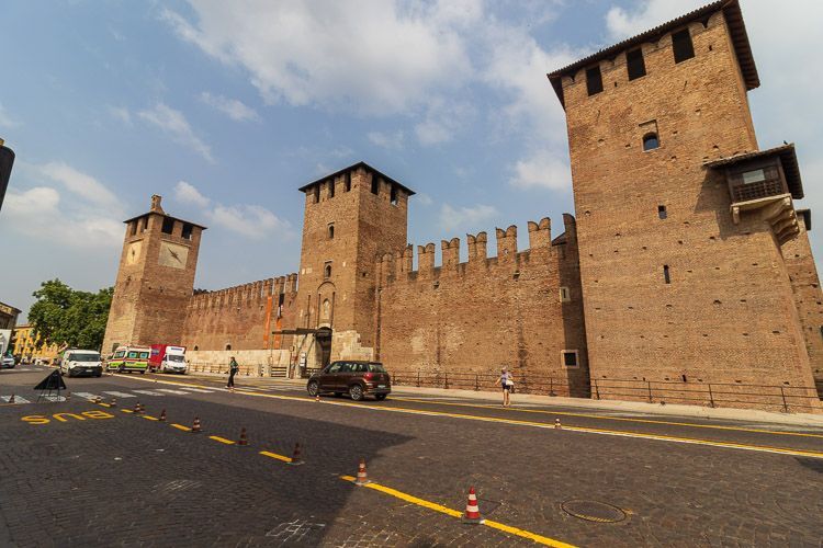 Sehenswürdigkeit in Verona: Castelvecchio Castelvecchio in Verona mit drei mächtigen Türmen.